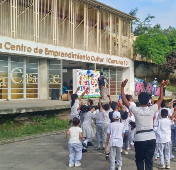 Biblioteca Pública Centro de Emprendimiento Cultural Comuna 13