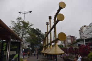 Plazoleta Jairo Varela Cali: los mensajes escondidos que casi nadie nota en la trompeta gigante