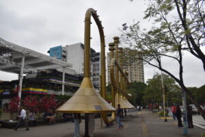 Plazoleta Jairo Varela Cali: los mensajes escondidos que casi nadie nota en la trompeta gigante