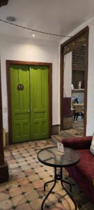 Puertas verdes de los baños en Somos Legados Cali