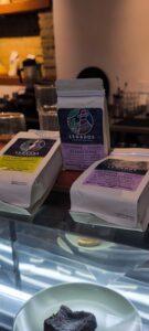 Bolsas de café de origen Nariño Legados Expérience y Legados Étoile en vitrina