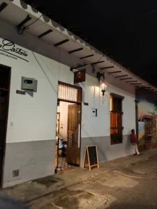 Terruá Café y Juegos Cali: el café de San Antonio donde el postre lo hace el mismo chef y el plan puede terminar resolviendo un crimen en Cali
